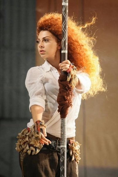 Myriam Fares in Moukanoh Wein Music Video