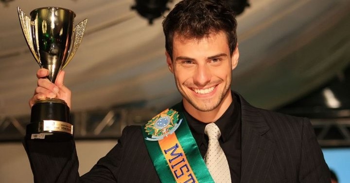 Mister Brazil 2011 Lucas Malvacini holding trophy