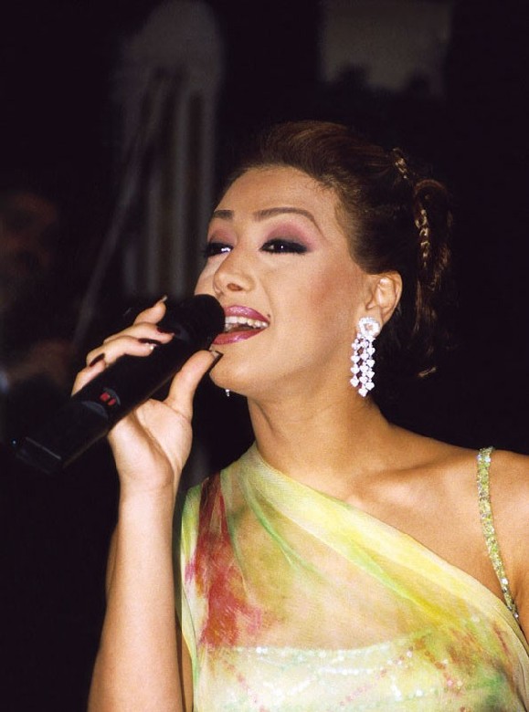 Nawal El Zoghby singing on stage 5