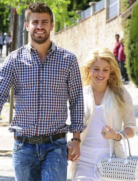 Shakira walking with boyfriend Gerard Pique