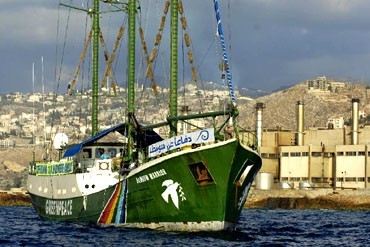 Photograph of Greenpeace provides samples for scientific analysis of the impact of oil spill on marine life NULL Lebanon